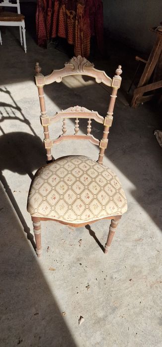 Várias cadeiras para recuperar