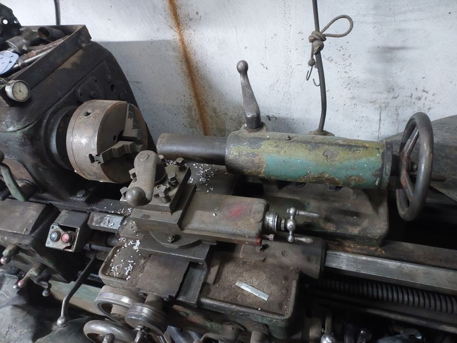 Токарний станок красний плорітарій