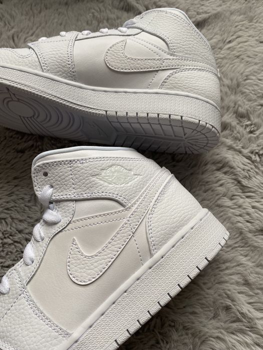 Jordan 1 Mid “Triple White” / Nike Dunk Low “Acid Wash”