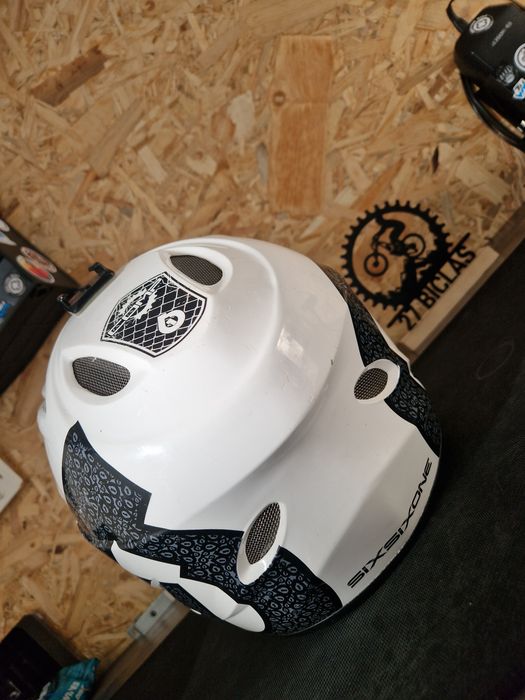 Capacete sixsixone