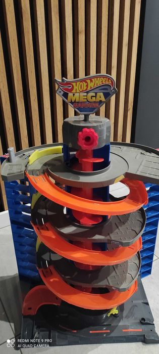 Hot wheels zestaw zakręcony mega garaż