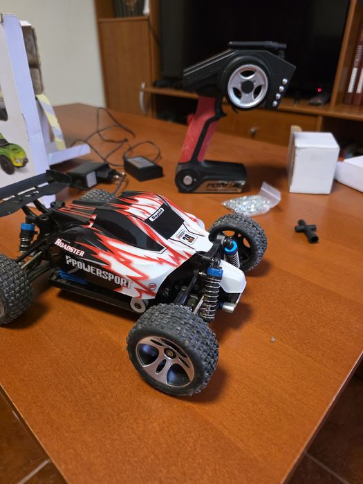 Vendo WLToys Vortex 4x4 telecomandado, escala 1:18, em estado impecável.
