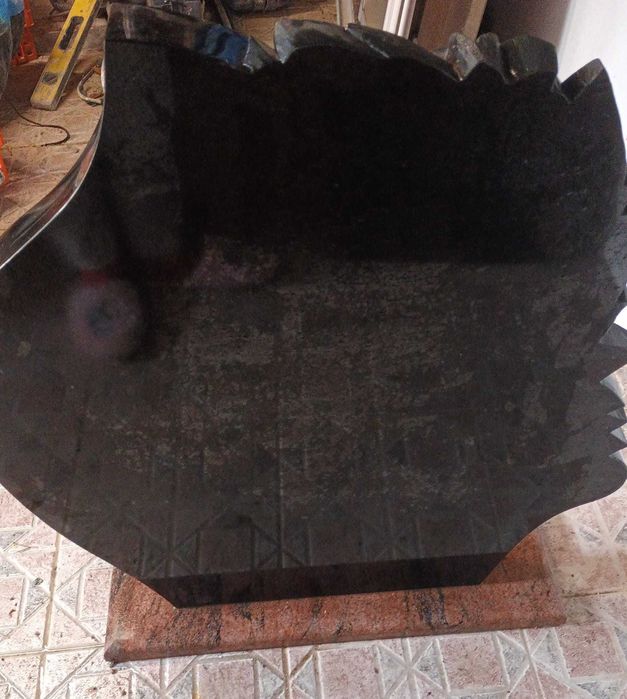 Cabeceira de campa em mármore preto raiado — com relevo floral