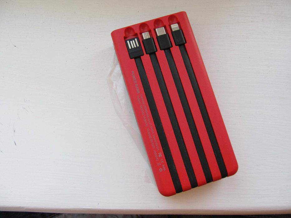 Внешний аккумулятор Power bank с кабелями для зарядки 10000мАч