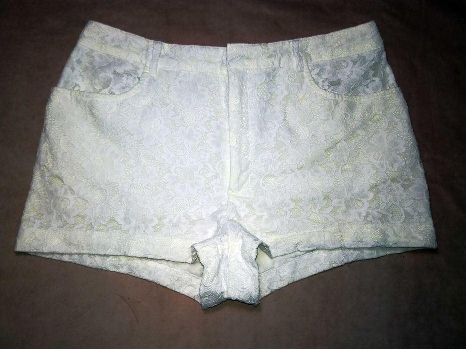 Белые кружевные шорты из гипюрa