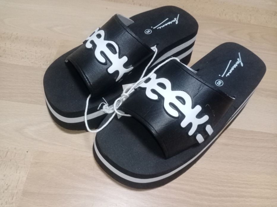 Шлепки на танкетке