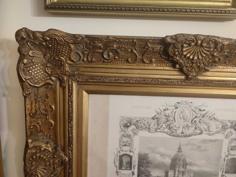 Quadro com gravura antiga e moldura dourada.