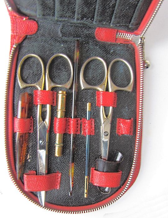 Набор для рукоделия в кожаном футляре винтажный