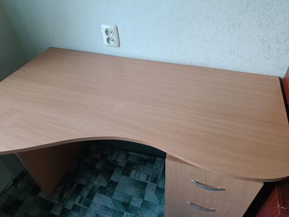 Продам стол для обучения или компьютерный.