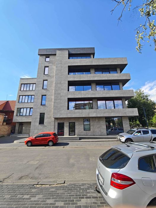 Продається комерція в сучасному бізнес центрі у топовій локації