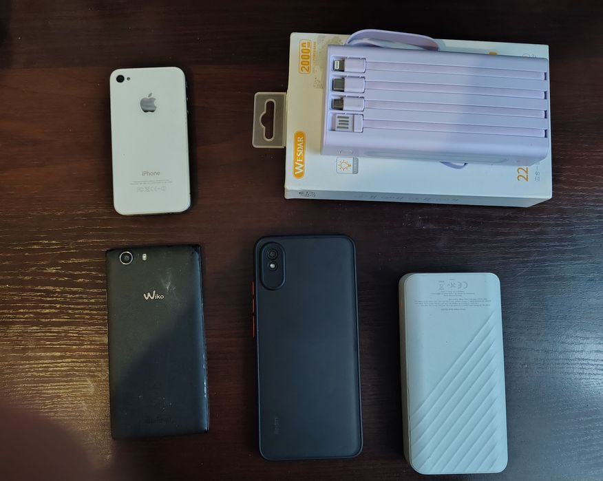 Лот смартфонів і павербанків