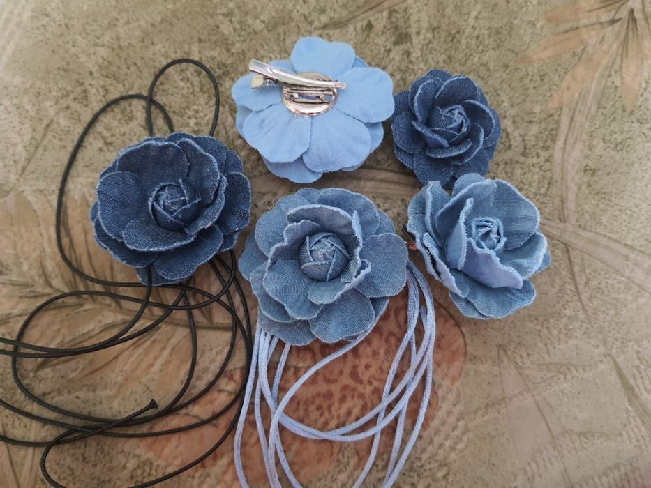 Броши и чокеры с джинсовой ткани