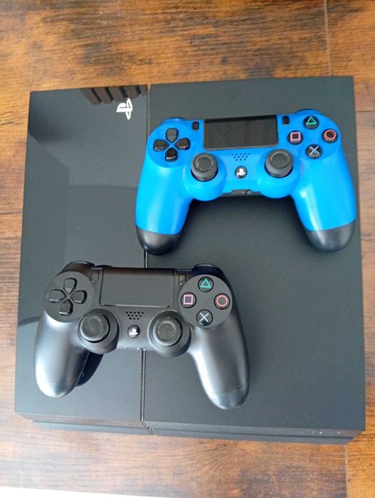 Playstation 4 500GB com dois comandos