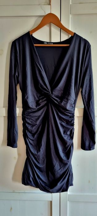 Elastyczna mała czarna z długim rękawkiem