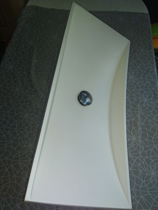 Lavatório branco cerâmico moderno usado