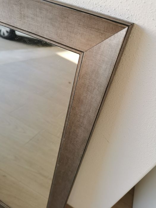 Espelhos com moldura cinza