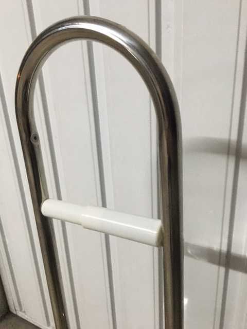 Piaçaba com porta-rolos cromado