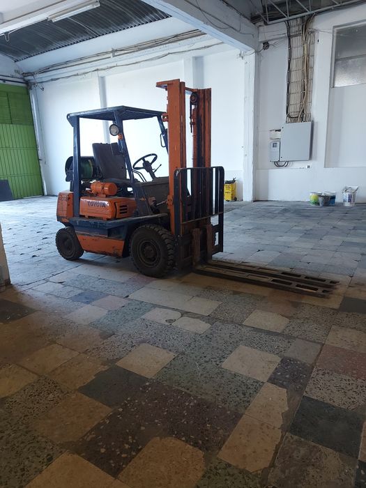 Empilhador Toyota 2 Tn Gás e Gasolina