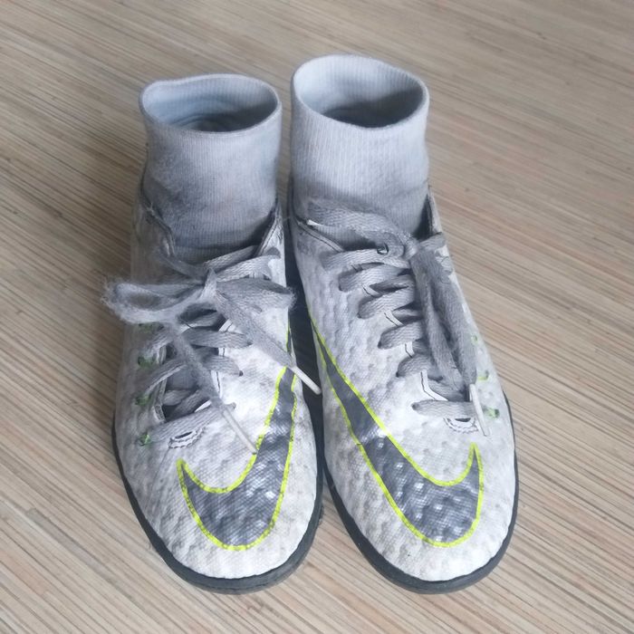 Buty sportowe typu korki