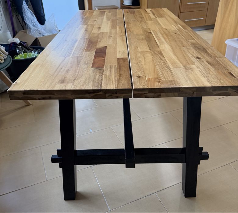 Mesa IKEA SKOGSTA com 4 cadeiras
