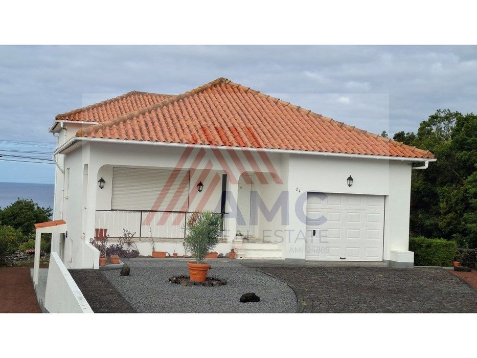 Moradia Com 2 Pisos 11 Divisões E 2 Garagens Na Candelária, Madalen...