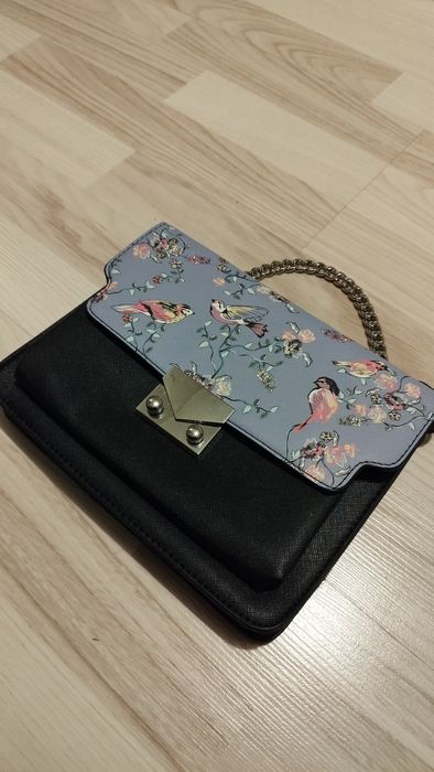 Wiosenna mała torebka kopertówka, na łańcuszku