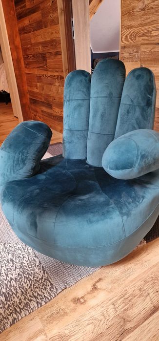 Designerski fotel welurowy w kształcie dłoni