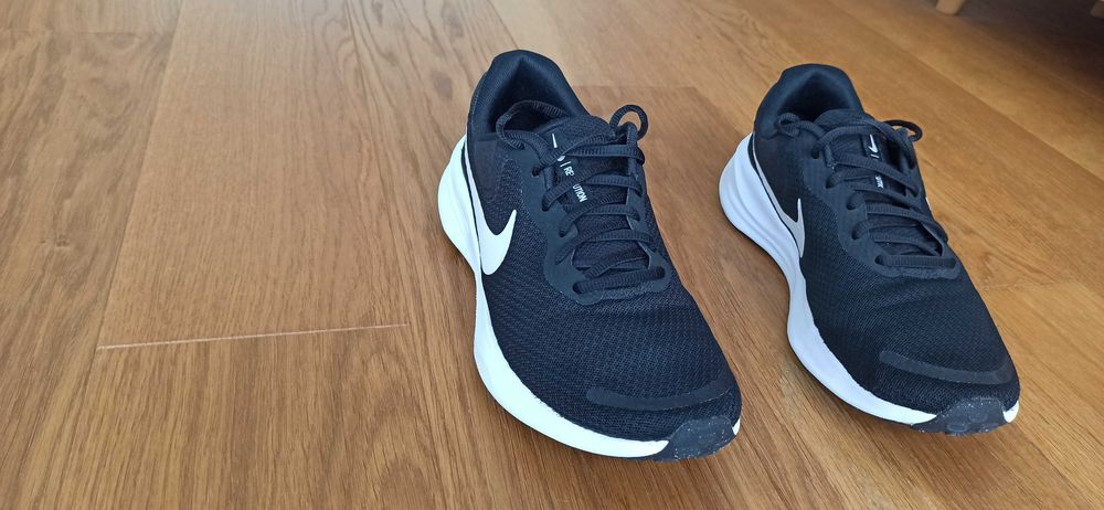 Sprzedam buty Nike Revolution 7 rozmiar 40,5 -25,5 cm stan bardzo dobry