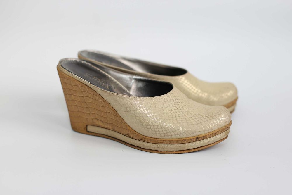 Шльопанці жіночі 36 розміру шкіряні вживані