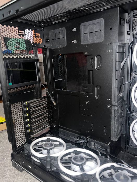Lian Li O11D EVO RGB Lamborghini Edition + 6x Corsair QL120 RGB
