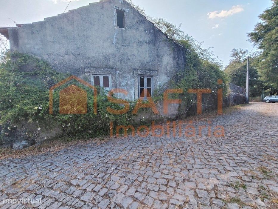 Moradias Para Reconstrução, Com Terreno De Cultivo Todo Murado.