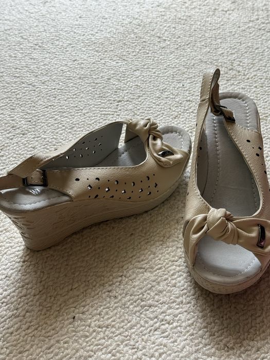 buty na koturnie