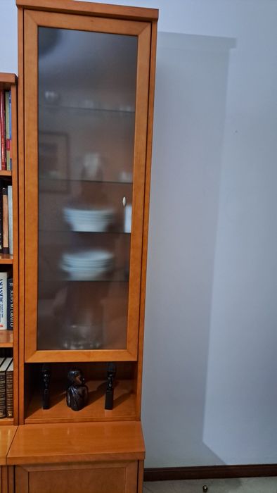Estantes de sala e cama dupla em madeira cerejeira
