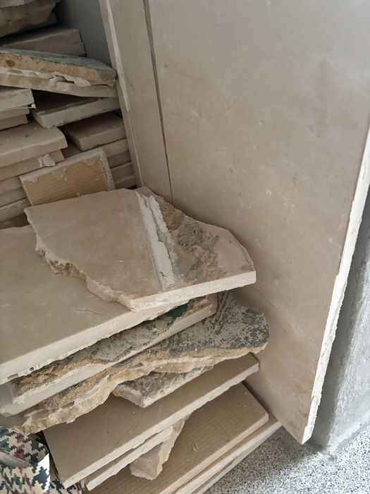 Grátis! Pedra natural – mármore bege, típico de Crema Marfil.