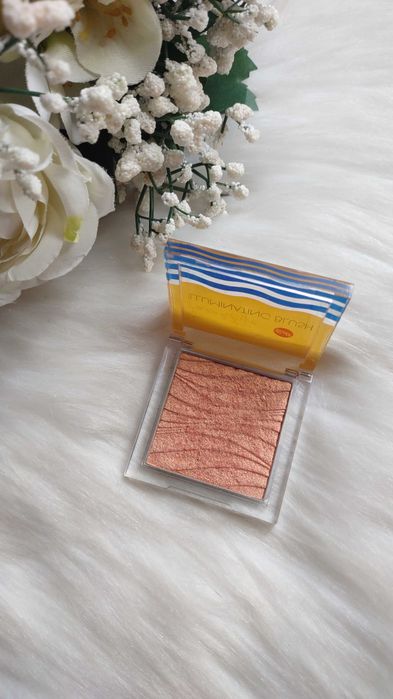 Róż rozświetlacz do twarzy i powiek  Illuminating Blush Bell