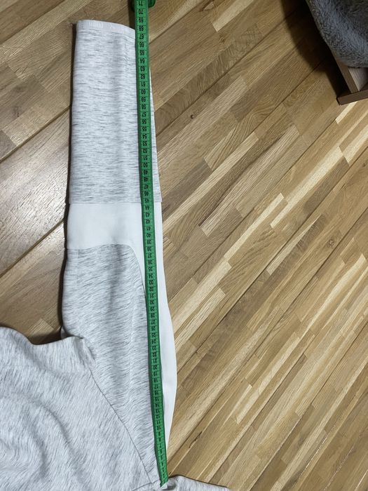 Стильна сіра кофта з капюшоном від бренду Puma.