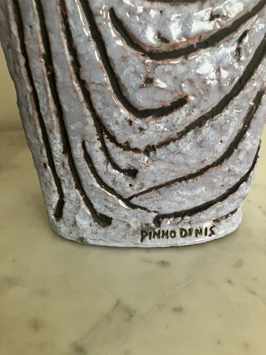 Escultura em Cerâmica Assinada