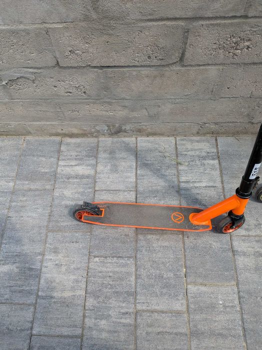 Pomarańczowa hulajnoga wyczynowa Stunt Scooter