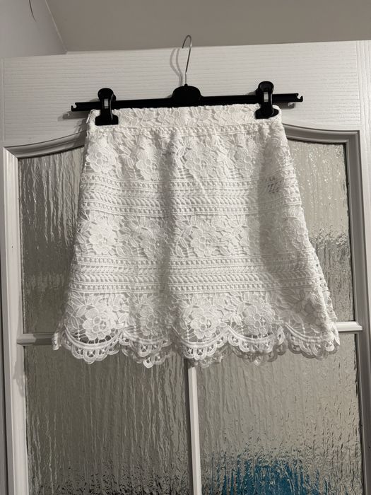 Koronkowa biała spódnica