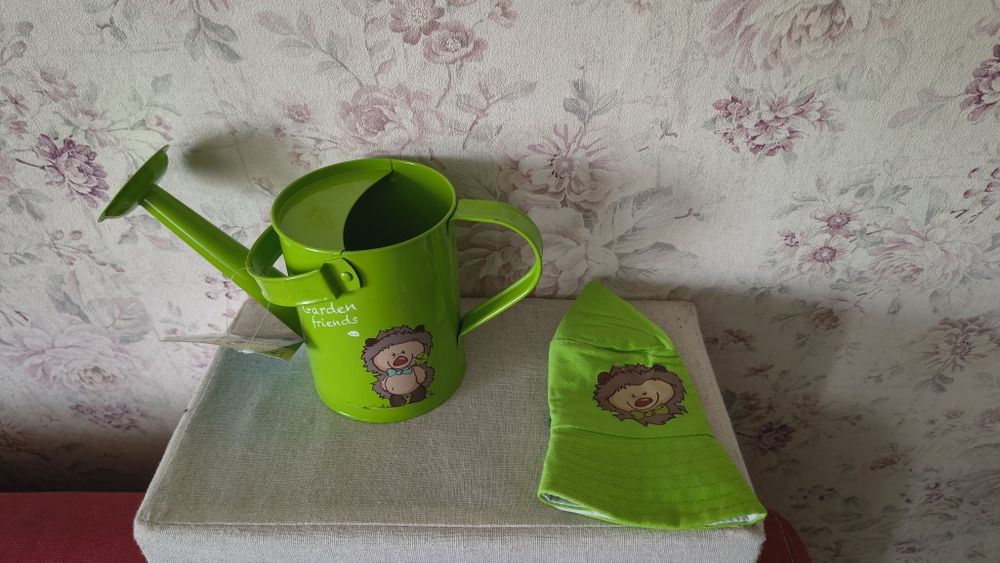Zestaw ogrodowy dla dzieci.Konewka,fartuszek,rękawiczki,czapeczka.