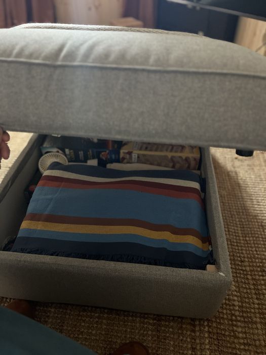 Sofá kivik 2 lugares Tibbleby bege/cinzento e repousa pés