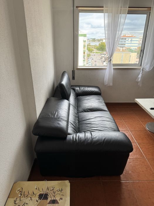 Sofá preto tamanho medio