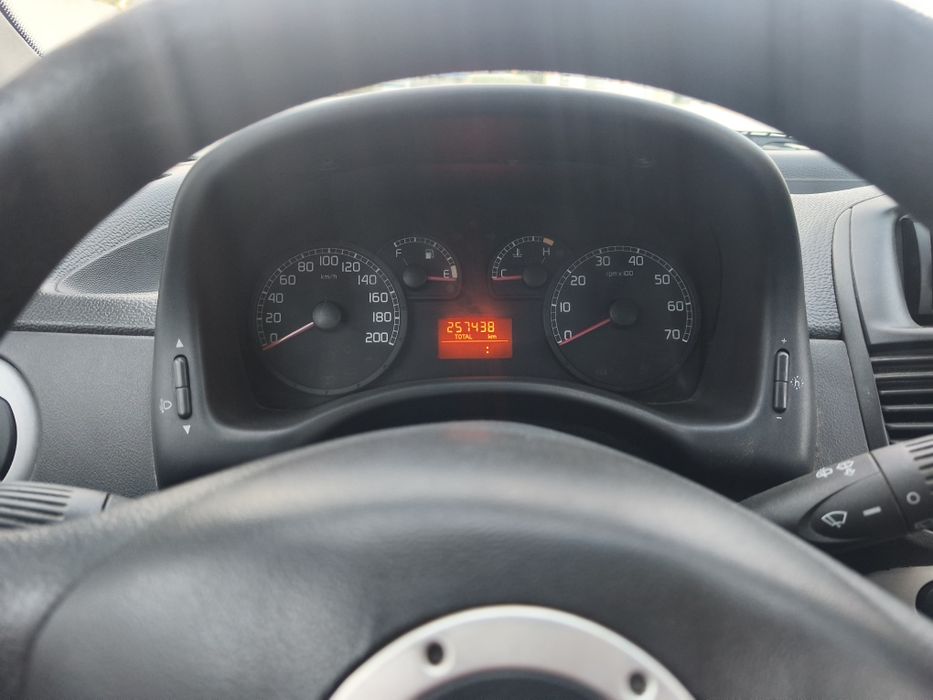 Fiat Punto 80
Motor a gasolina 1.2L 100cv
Modelo: 2004
Vidros e espelhos elétricos
Correia de distribuição, embraiagem, óleo e filtros foram trocados.