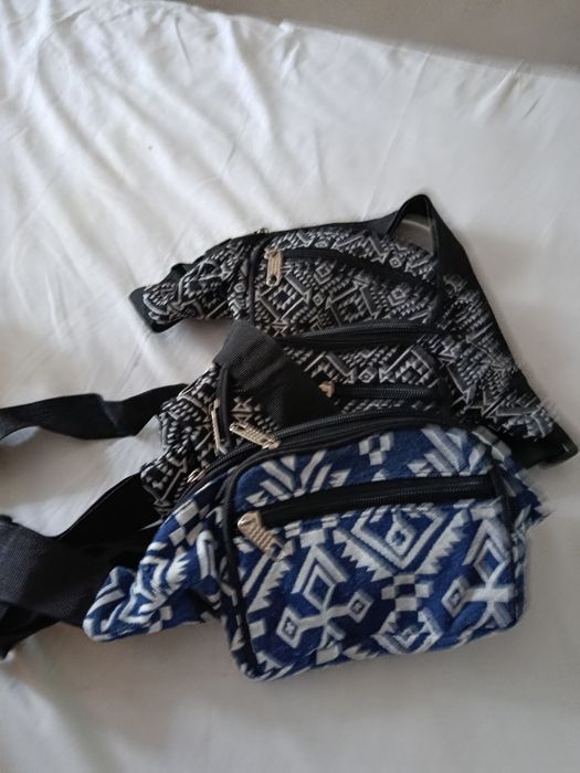 Varias bolsas de cintura  estilo tribal