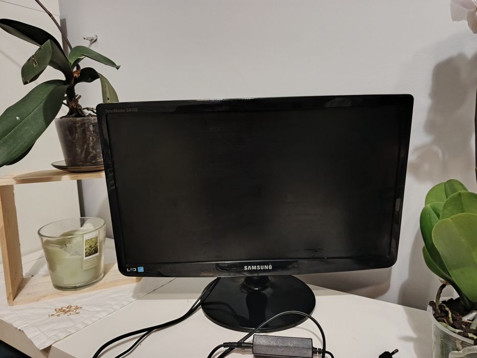 Sprzedam ekran komputerowy i wentylatory.