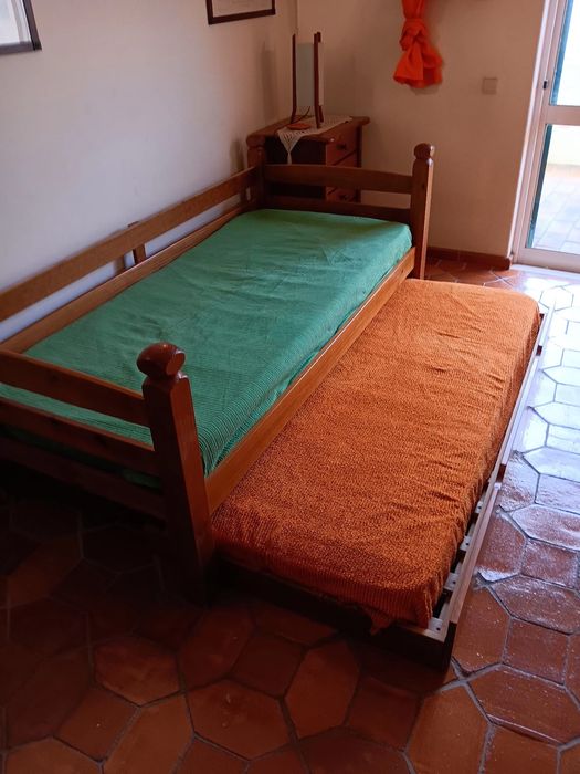 Cama e gavetão individual com colchões