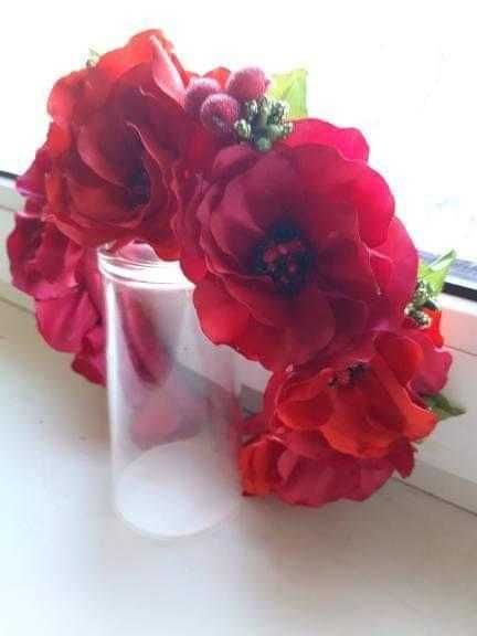 Святковий вінок з червоних квітів.