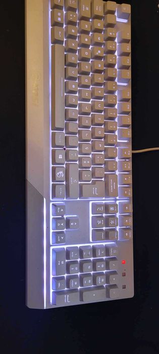 setup gamer com cadeira e  mesa