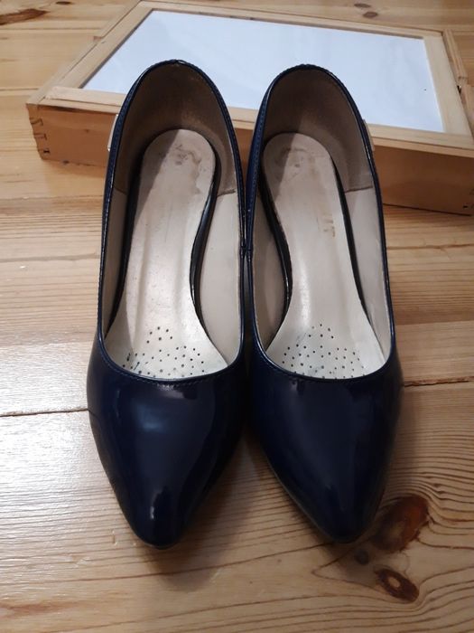 Pantofle granatowe, lakierowane