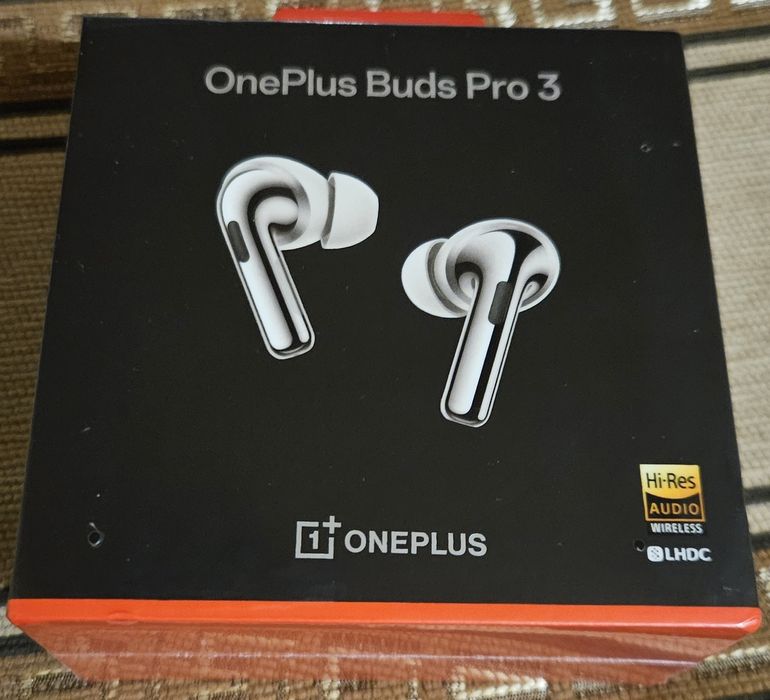 OnePlus  Buds Pro 3.Колір Midnight Opus та Lunar Radiance